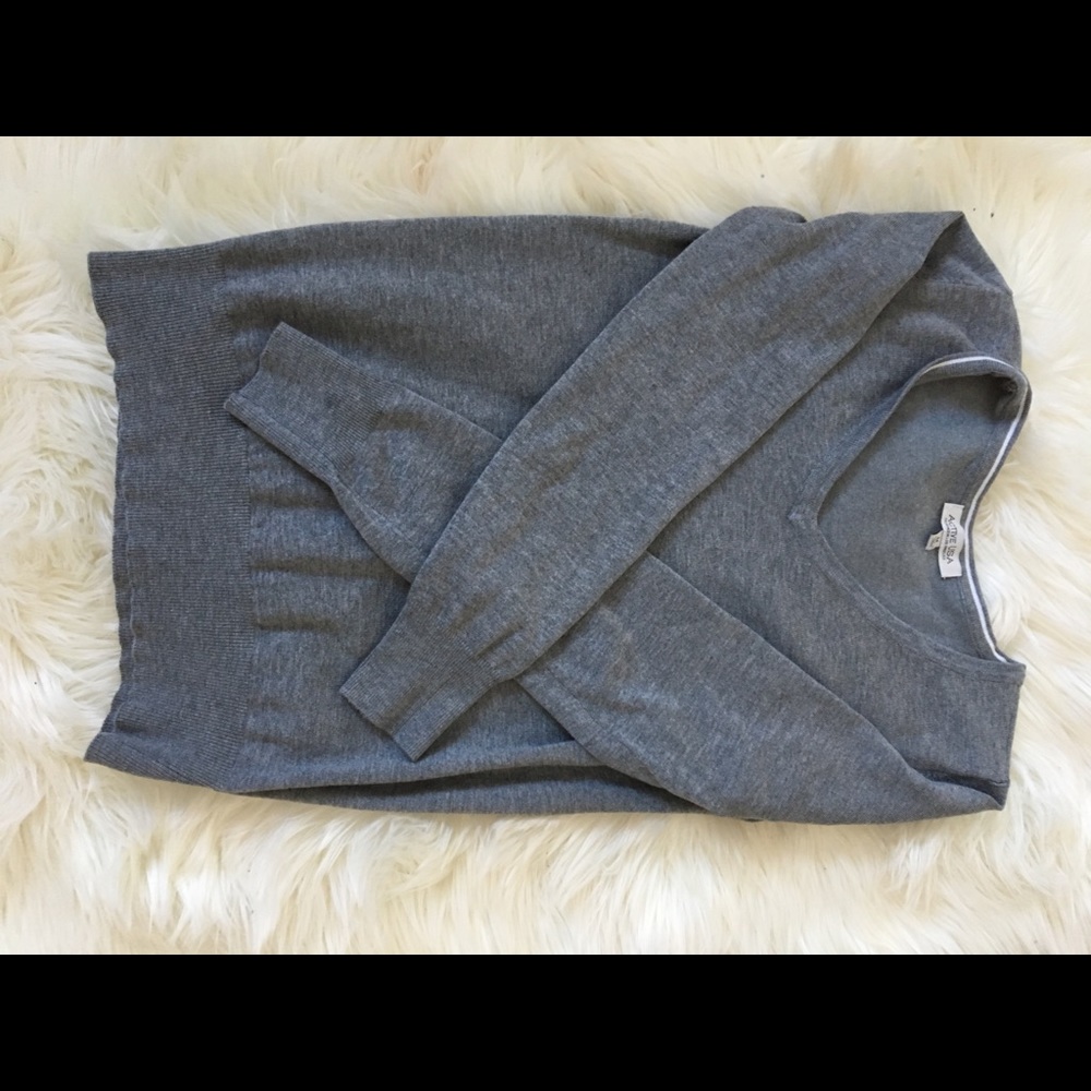 Women’s v-neck long sleeve gray sweater